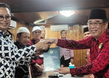 Wakil Ketua DPD RI H. Mahyudin menerima buku hasil Munas LDII 2021 dari Ketua DPD LDII Balikpapan H. Herry Fathamsyah di Rumah Makan Bondy Balikpapan, Selasa (26/7). Foto: LINES