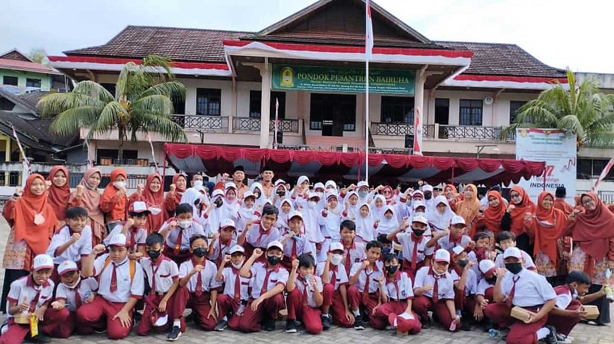 Siswa-siswi dan guru SD IT Tri Sukses Generus berfoto usai mengikuti Detik-detik Proklamasi Kemerdekaan RI di Ponpes Bairuha Balikpapan, Rabu (17/8). Foto: LINES