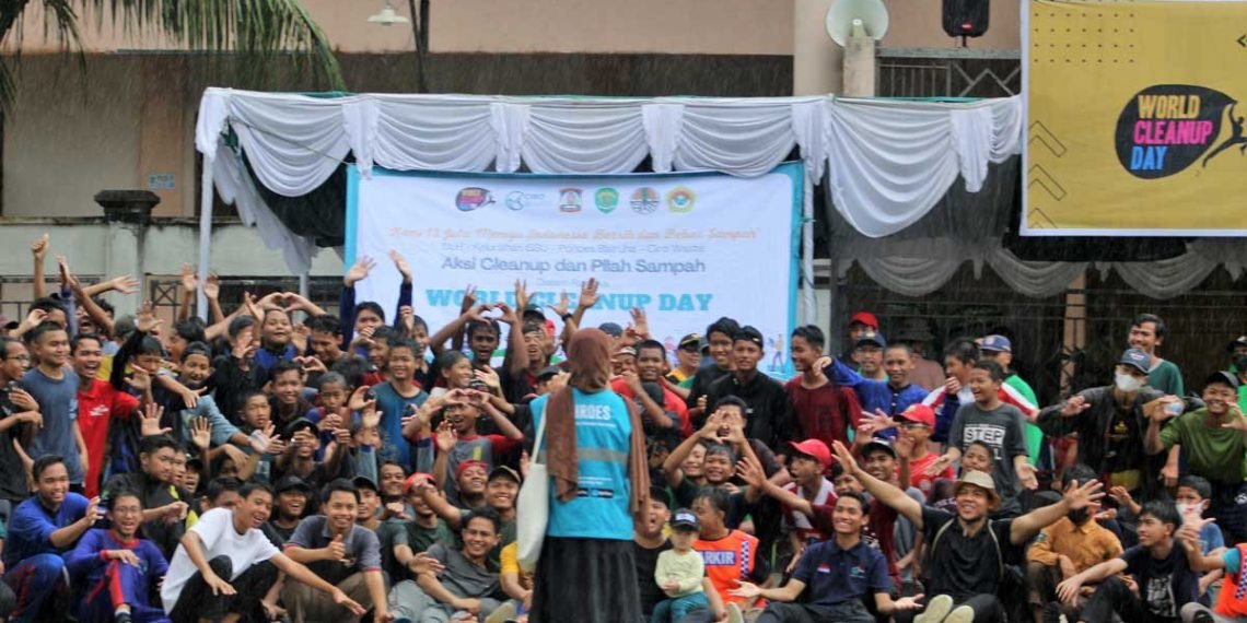 Aksi foto bersama usai aksi Cleanup dan memilah sampah di Ponpes Bairuha Balikpapan, Sabtu (24/9). Foto: Aji Arif/LINES