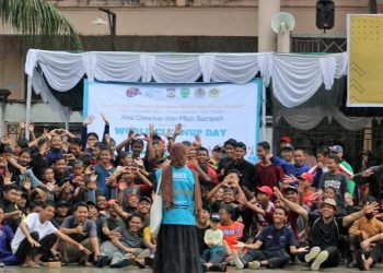 Aksi foto bersama usai aksi Cleanup dan memilah sampah di Ponpes Bairuha Balikpapan, Sabtu (24/9). Foto: Aji Arif/LINES