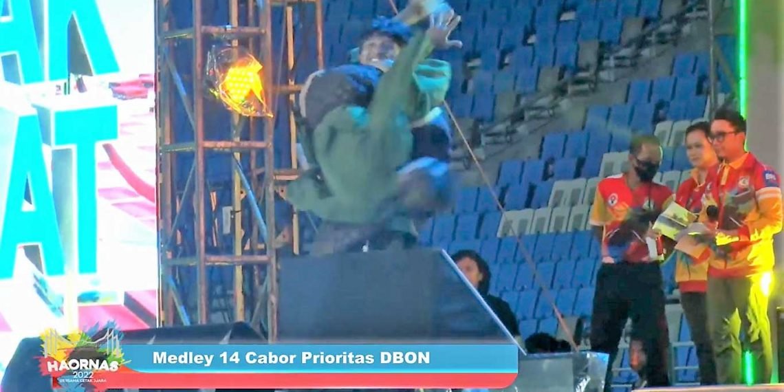 Dua orang Pemuda LDII Balikpapan ikut meramaikan atraksi Pencak Silat yang disaksikan Wakil Presiden RI KH Ma'ruf Amin, Menpora Zainudin Amali, Gubernur Kaltim Isran Noor dan Wali Kota Balikpapan Rahmad Mas’ud serta Gubernur dan Wali Kota/Bupati se-Indonesia serta jajaran Forkopimda, Jumat (9/9/2022). Foto: Kanal YouTube Kemenpora RI