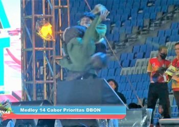 Dua orang Pemuda LDII Balikpapan ikut meramaikan atraksi Pencak Silat yang disaksikan Wakil Presiden RI KH Ma'ruf Amin, Menpora Zainudin Amali, Gubernur Kaltim Isran Noor dan Wali Kota Balikpapan Rahmad Mas’ud serta Gubernur dan Wali Kota/Bupati se-Indonesia serta jajaran Forkopimda, Jumat (9/9/2022). Foto: Kanal YouTube Kemenpora RI