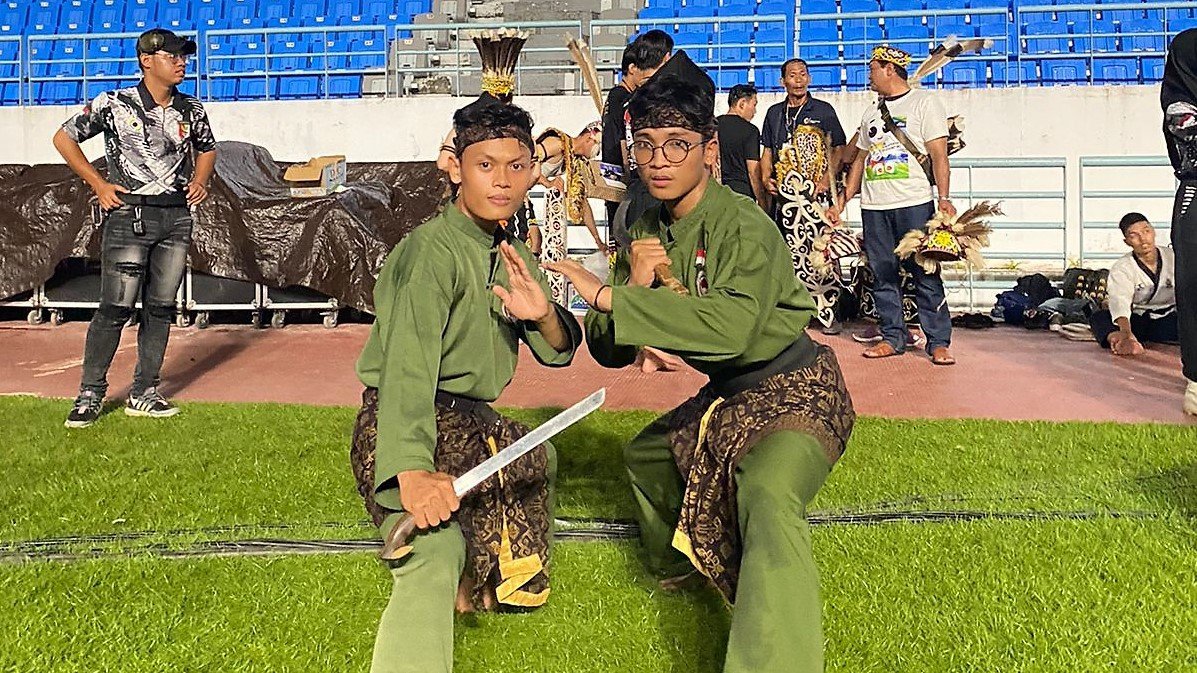 Rejib Ganda Satria dan Abdul Aziz, dua Pemuda LDII yang merupakan atlet pesilat dari perguruan pencak silat Persinas Asad Balikpapan. Foto: LINES