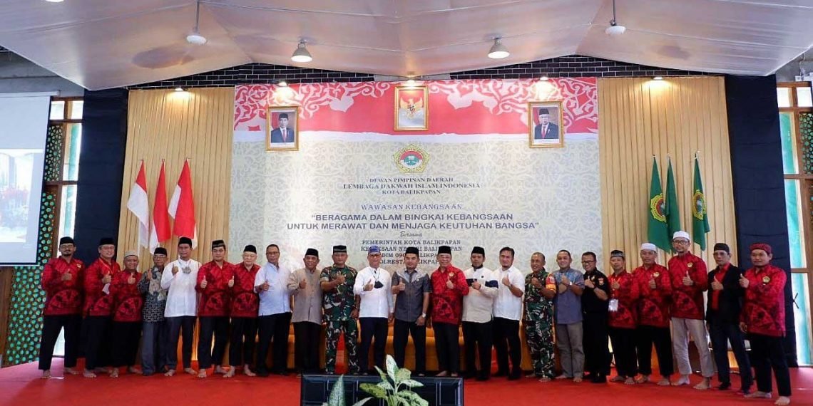 Ketua DPRD Kaltim Hasanuddin Mas'ud dan seluruh narasumber bersama pejabat setempat, tokoh, dan pengurus LDII Balikpapan. Foto: LINES