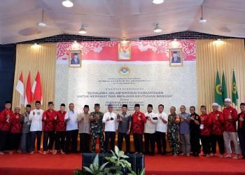 Ketua DPRD Kaltim Hasanuddin Mas'ud dan seluruh narasumber bersama pejabat setempat, tokoh, dan pengurus LDII Balikpapan. Foto: LINES