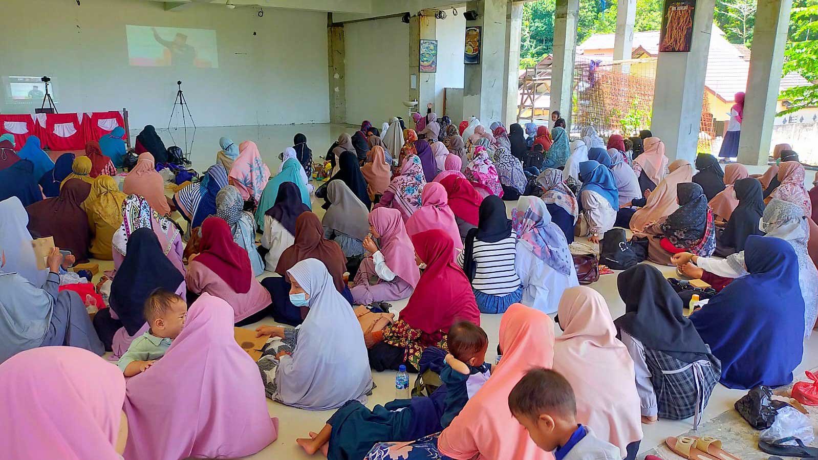 Sebagian ibu-ibu anak-anak dan wanita di lantai dasar. Foto: LINES