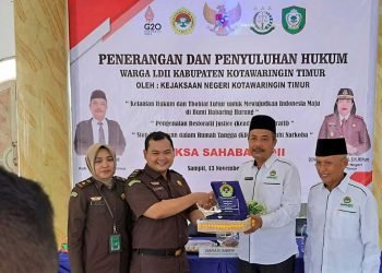 Narasumber Kejari menerima cenderamata dari pengurus LDII Kab. Kotawaringin Timur Kalimantan Tengah. Dok. LINES