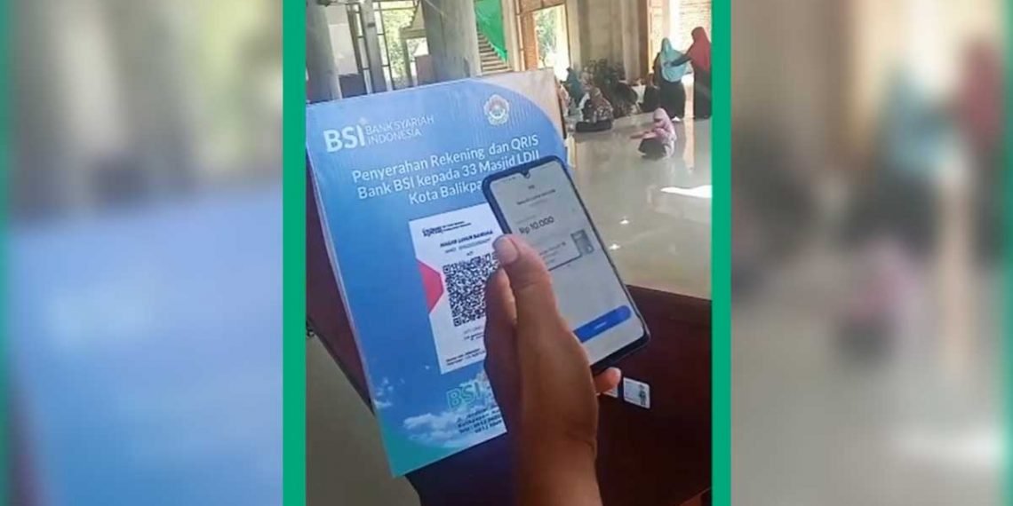 Layanan QRIS di Masjid Luhur Bairuha Balikpapan. Foto: LINES
