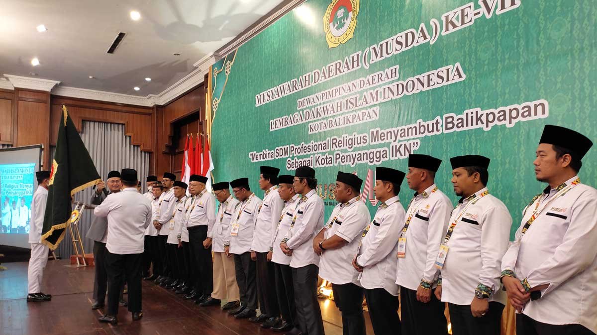 Ketua DPW LDII Kalimantan Timur Prof. Dr. Ir. Krishna Purnawan Candra, M.S dalam prosesi penyerahan pataka kepada H. Herry Fathamsyah sebagai Ketua DPD LDII Kota Balikpapan masa bakti 2022-2027, bertempat di Hotel Gran Senyiur Balikpapan, Rabu (7/12/2022) malam. Foto: Aji/LINES