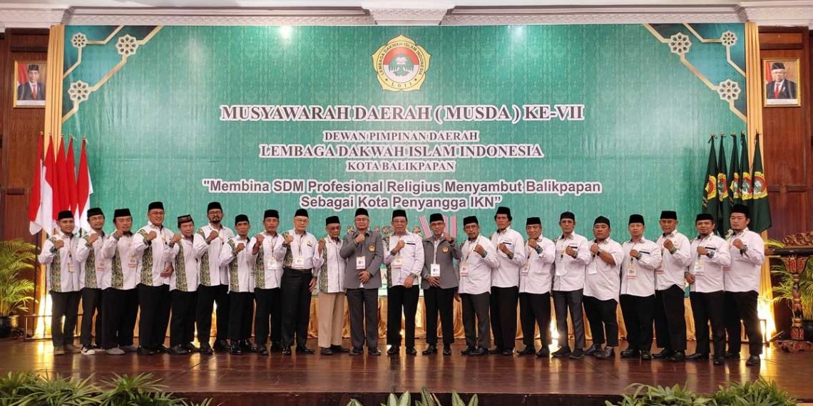Susunan Dewan Penasehat, Ketua dan Pengurus Harian DPD LDII Kota Balikpapan masa bakti 2022-2027, usai dilantik oleh Ketua DPW LDII Kalimantan Timur Prof. Dr. Ir. Krishna Purnawan Candra, M.S dan Sekretaris Wildan Taufik, S.Pd., M.Si, di Hotel Gran Senyiur Balikpapan, Rabu (7/12/2022) malam. Foto: Aji/LINES