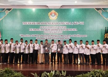 Susunan Dewan Penasehat, Ketua dan Pengurus Harian DPD LDII Kota Balikpapan masa bakti 2022-2027, usai dilantik oleh Ketua DPW LDII Kalimantan Timur Prof. Dr. Ir. Krishna Purnawan Candra, M.S dan Sekretaris Wildan Taufik, S.Pd., M.Si, di Hotel Gran Senyiur Balikpapan, Rabu (7/12/2022) malam. Foto: Aji/LINES