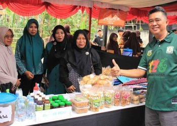 Camat Balikpapan Tengah Edy Gunawan memberikan apresiasi kepada salah satu produk UMKM pada Event Ekonomi Kreatif dalam rangka HUT ke-126 Kota Balikpapan di Ponpes Bairuha, 3-5 Maret 2023. Foto: Sadam/LINES