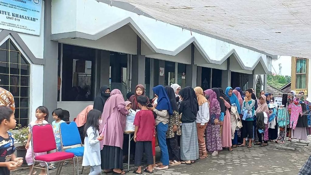 Antrean warga usai mendapatkan maksimal dua potong baju. Foto: LINES