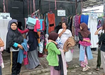 Warga umum sedang memilih baju maksimal dua potong. Foto: LINES