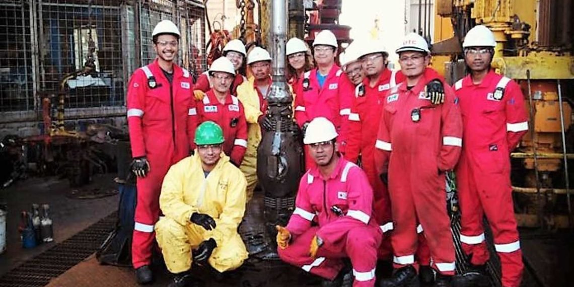 Dian Suluh bersama rekan kerjanya. Foto: istimewa