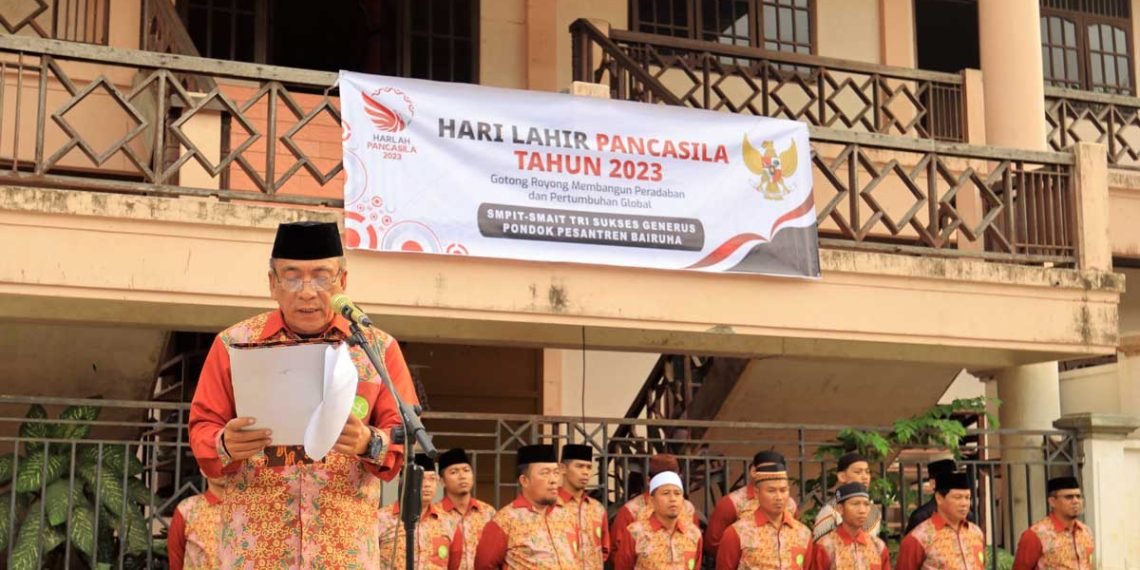 Inspektur H. Munawar Cholil dalam upacara peringatan Hari Lahir Pancasila 1 Juni 2023 di halaman Ponpes Bairuha, Kamis (1/6/2023). Foto: Sadam/LINES