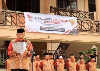 Inspektur H. Munawar Cholil dalam upacara peringatan Hari Lahir Pancasila 1 Juni 2023 di halaman Ponpes Bairuha, Kamis (1/6/2023). Foto: Sadam/LINES