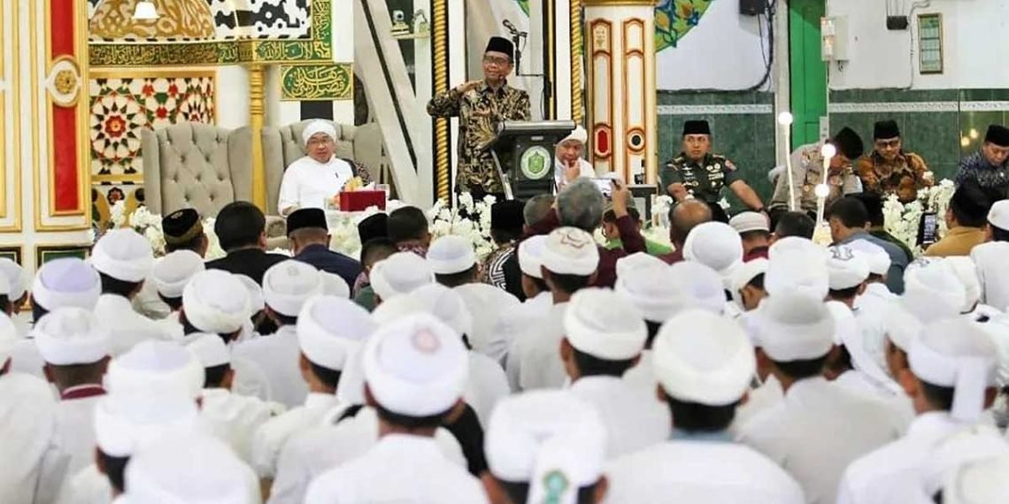 Mahfud MD berbicara di depan para undangan dan santri Ponpes Syekh Muhammad Arsyad Albanjari. Foto: IG @mohmahfudmd