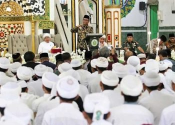 Mahfud MD berbicara di depan para undangan dan santri Ponpes Syekh Muhammad Arsyad Albanjari. Foto: IG @mohmahfudmd