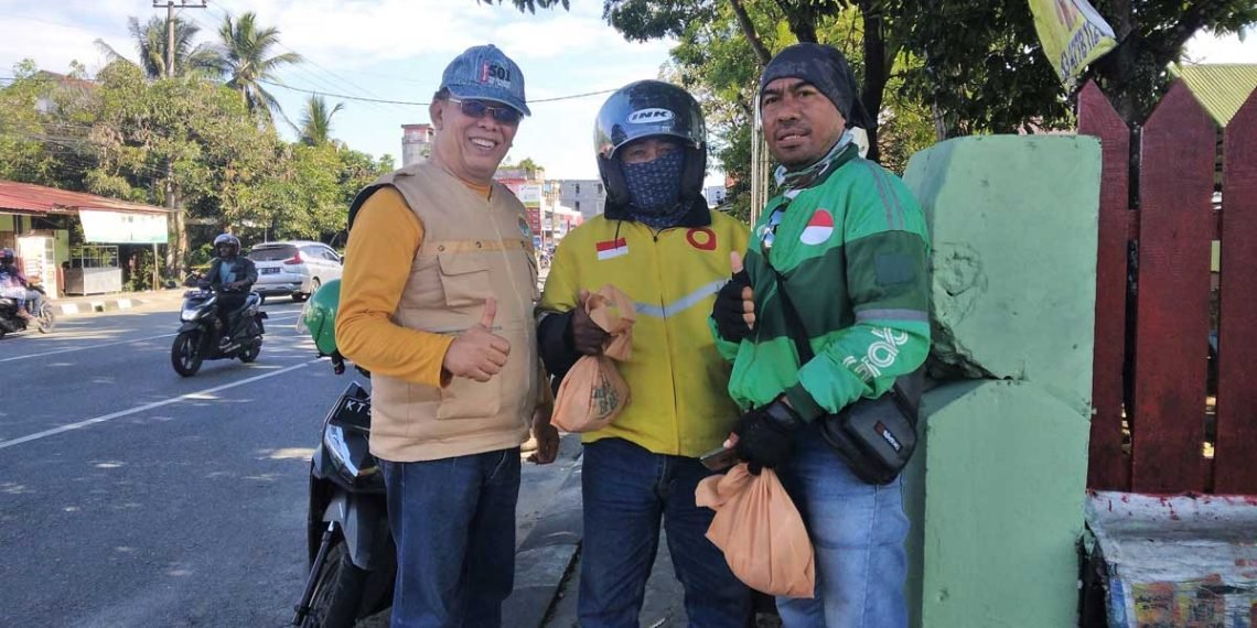 Pembagian daging Kurban oleh Ketua DPD LDII Kota Balikpapan H. Herry Fathamsyah untuk ojek online di Balikpapan. Foto: LINES