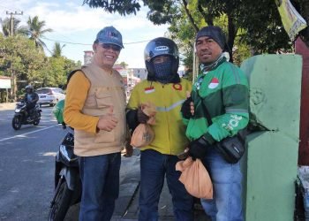 Pembagian daging Kurban oleh Ketua DPD LDII Kota Balikpapan H. Herry Fathamsyah untuk ojek online di Balikpapan. Foto: LINES