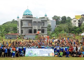 Peserta dan panitia Bersih-bersih Hari Lingkungan Hidup (HLH) Sedunia 2023 di Kompleks Masjid Al Ajwah Balikpapan, Minggu (18/6). Foto: Sadam