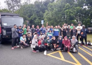 Tim dari LDII Balikpapan persiapan keberangkatan menuju lokasi Coastal Clean Up di lokasi 6B di Kel. Baru Tengah. Foto: LINES