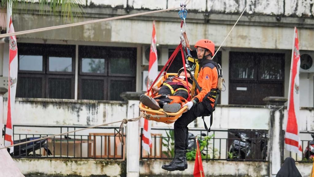 Peserta berlatih menyelamatkan korban kebakaran di atas gedung. Foto: Sadam