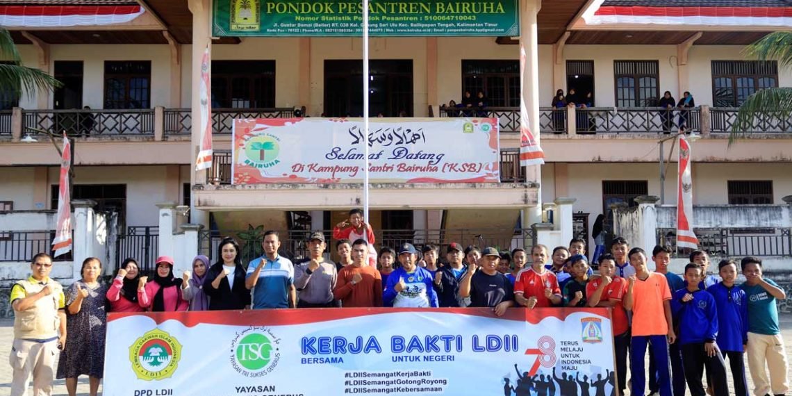 Kerja Bakti Nasional yang dilaksanakan di lingkungan Pondok Pesantren Bairuha dan SMPIT/SMAIT Tri Sukses Generus dihadiri Lurah Gunung Sari Ulu Rendra Hermawan, S.IP dan warga sekitar. Foto: Sadam/LINES