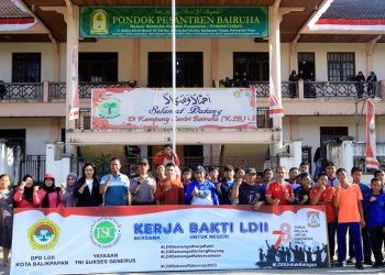 Kerja Bakti Nasional yang dilaksanakan di lingkungan Pondok Pesantren Bairuha dan SMPIT/SMAIT Tri Sukses Generus dihadiri Lurah Gunung Sari Ulu Rendra Hermawan, S.IP dan warga sekitar. Foto: Sadam/LINES