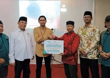 Wanhat Ust. Suwondo dan Ketua DPD LDII Kota Balikpapan H. Herry Fathamsyah menyaksikan serah terima bantuan Program Pemberdayaan Ekonomi berbasis Masjid dari BSI yang diwakili Firdaus kepada tim yang diketuai Ahmad Zainuddin Al Amin, Jumadi, Iskandar, dan Nur Hasyim, bertempat di Hotel Sepinggan, Sabtu (29/7). Foto: Istimewa