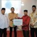 Wanhat Ust. Suwondo dan Ketua DPD LDII Kota Balikpapan H. Herry Fathamsyah menyaksikan serah terima bantuan Program Pemberdayaan Ekonomi berbasis Masjid dari BSI yang diwakili Firdaus kepada tim yang diketuai Ahmad Zainuddin Al Amin, Jumadi, Iskandar, dan Nur Hasyim, bertempat di Hotel Sepinggan, Sabtu (29/7). Foto: Istimewa