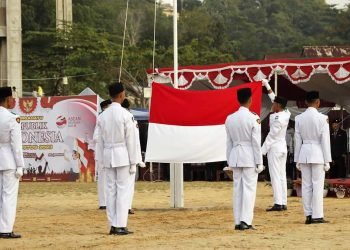 Upacara pengibaran bendera merah putih dalam rangka peringatan HUT ke-78 RI di Lapangan Ponpes Bairuha Balikpapan, Kamis (17/8). Foto: Sadam/LINES