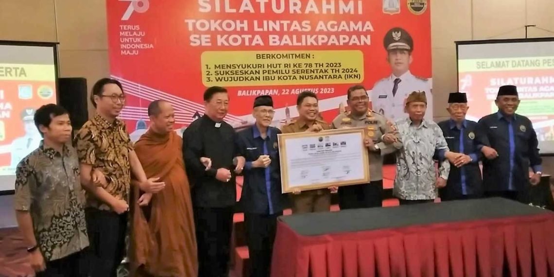 Asisten Pemerintahan Kota Balikpapan Zulkipli mewakil Wali Kota Rahmad Mas'ud menerima Komitmen Bersama Tokoh Lintas Agama FKUB Balikpapan, Selasa (22/8). Foto: LINES