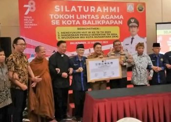 Asisten Pemerintahan Kota Balikpapan Zulkipli mewakil Wali Kota Rahmad Mas'ud menerima Komitmen Bersama Tokoh Lintas Agama FKUB Balikpapan, Selasa (22/8). Foto: LINES
