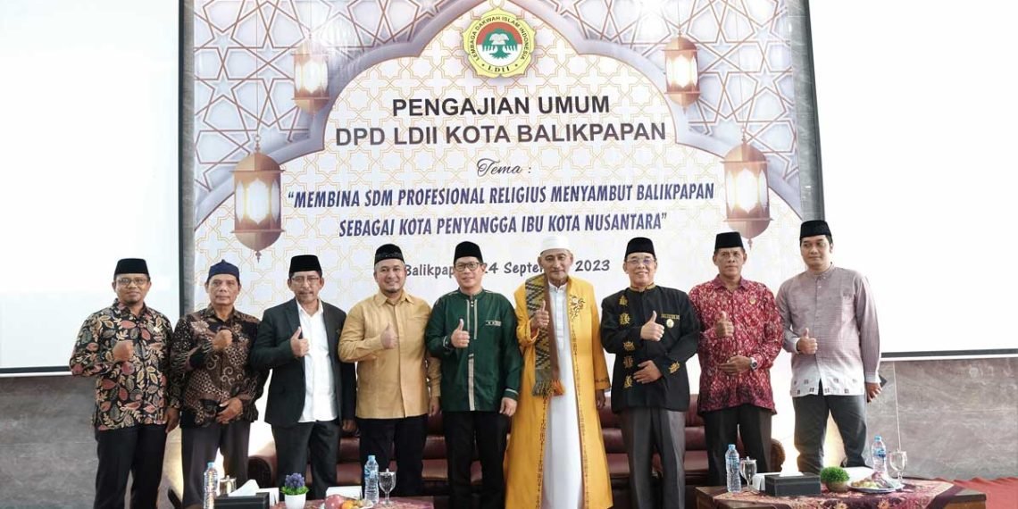 Kabag Kesra Setdakot Balikpapan Budi Mulyatno (baju hijau) mewakili Wali Kota H. Rahmad Mas'ud saat foto bersama Anggota DPRD Kota Balikpapan Andi Arif Agung, Ketua Umum MUI Balikpapan Habib Mahdar, Camat Balikpapan Kota H. Roin Suparlan, Ketua DPD LDII Kota Balikpapan H. Herry Fathamsyah serta pengurus lainnya. Foto: LINES Balikpapan