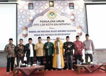 Kabag Kesra Setdakot Balikpapan Budi Mulyatno (baju hijau) mewakili Wali Kota H. Rahmad Mas'ud saat foto bersama Anggota DPRD Kota Balikpapan Andi Arif Agung, Ketua Umum MUI Balikpapan Habib Mahdar, Camat Balikpapan Kota H. Roin Suparlan, Ketua DPD LDII Kota Balikpapan H. Herry Fathamsyah serta pengurus lainnya. Foto: LINES Balikpapan