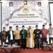 Kabag Kesra Setdakot Balikpapan Budi Mulyatno (baju hijau) mewakili Wali Kota H. Rahmad Mas'ud saat foto bersama Anggota DPRD Kota Balikpapan Andi Arif Agung, Ketua Umum MUI Balikpapan Habib Mahdar, Camat Balikpapan Kota H. Roin Suparlan, Ketua DPD LDII Kota Balikpapan H. Herry Fathamsyah serta pengurus lainnya. Foto: LINES Balikpapan