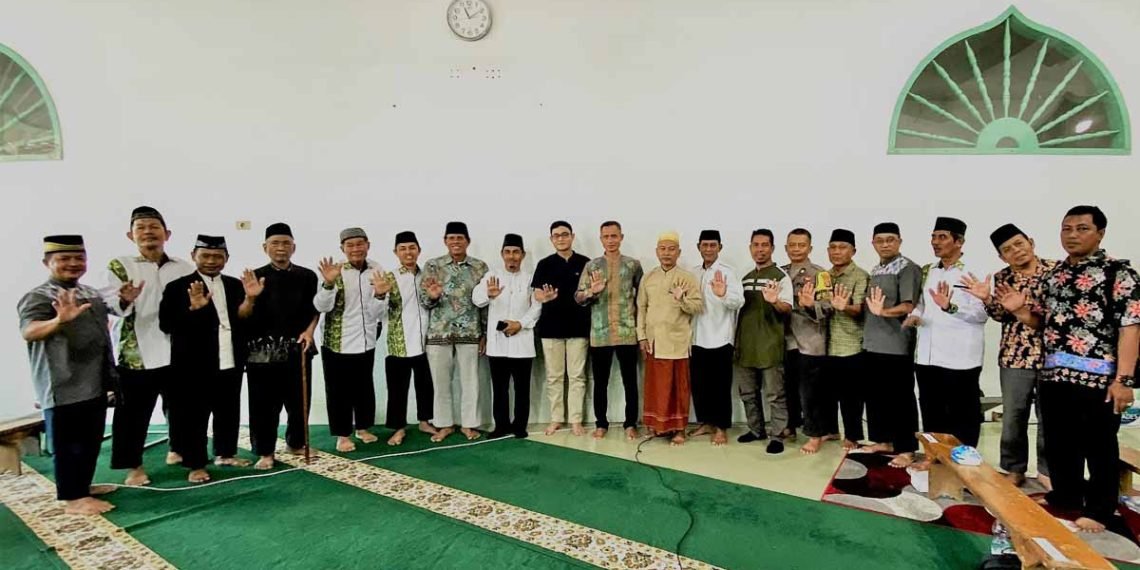 Foto bersama Lurah Sepinggan Raya Arifuddin, MUI Balikpapan Selatan H. Nurdin Ismail, DMI Balikpapan Selatan Adi Muntono, dr. Jerrymias Salimulyo bersama Wakil Ketua DPD LDII Kota Balikpapan H. Herman Arsyad, Ketua PC Balikpapan Selatan H. Supriyadi bersama Wanhat dan pengurus lainnya. Foto" Sadam/LINES