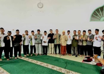 Foto bersama Lurah Sepinggan Raya Arifuddin, MUI Balikpapan Selatan H. Nurdin Ismail, DMI Balikpapan Selatan Adi Muntono, dr. Jerrymias Salimulyo bersama Wakil Ketua DPD LDII Kota Balikpapan H. Herman Arsyad, Ketua PC Balikpapan Selatan H. Supriyadi bersama Wanhat dan pengurus lainnya. Foto" Sadam/LINES