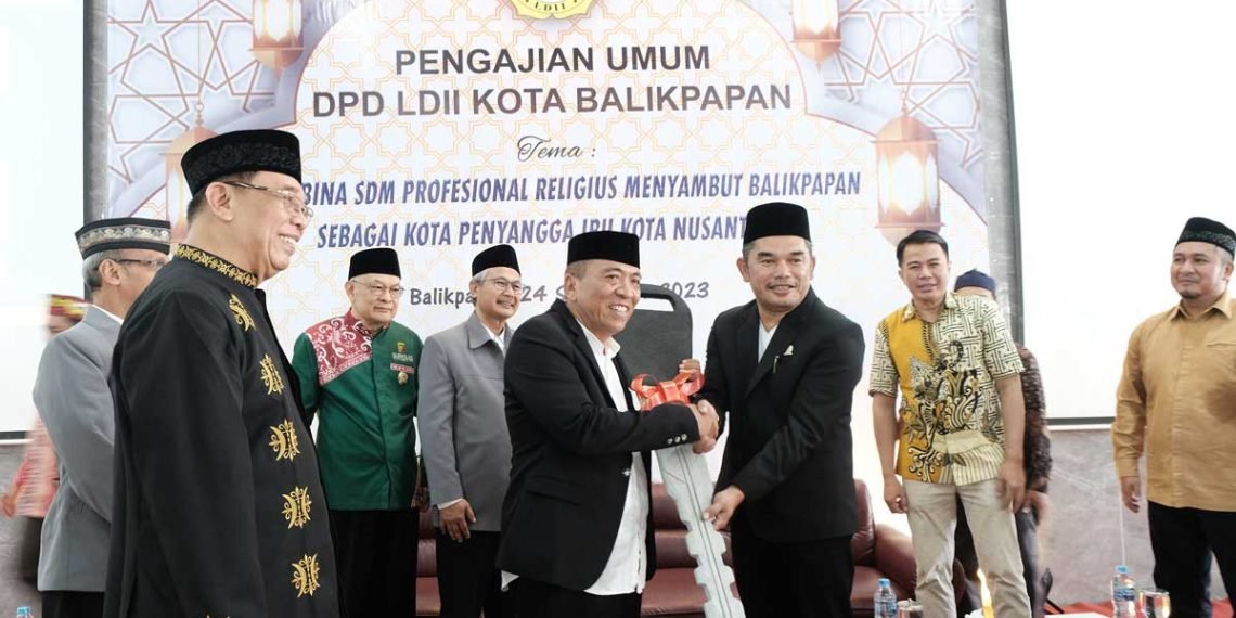 H. Hasanuddin Mas’ud serah terima bantuan mobil ambulans kepada H Munawar Cholil selaku pengasuh Pondok Pesantren Bairuha, Minggu (24/9). Foto: LINES Balikpapan