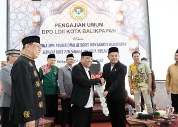 H. Hasanuddin Mas’ud serah terima bantuan mobil ambulans kepada H Munawar Cholil selaku pengasuh Pondok Pesantren Bairuha, Minggu (24/9). Foto: LINES Balikpapan