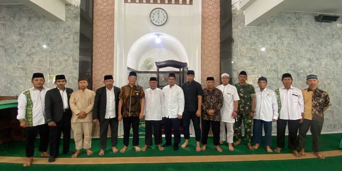 Andi Arif Agung (tengah) berfoto bersama pengurus LDII usai pengajian di Masjid Nurul Iman Kr. Jawa Balikpapan, Minggu (15/10). Foto: Sadam/LINES