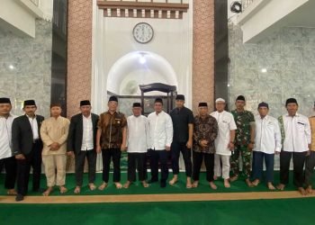 Andi Arif Agung (tengah) berfoto bersama pengurus LDII usai pengajian di Masjid Nurul Iman Kr. Jawa Balikpapan, Minggu (15/10). Foto: Sadam/LINES