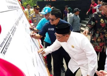Ketua DPD LDII Kota Balikpapan H. herry Fathamsyah menandatangani Deklarasi Damai Pemilu 2024 yang disaksikan Ketua Umum MUI Balikpapan Habib Mahdar bersama perwakilan ormas lainnya, di Gedung Dome Balikpapan, Senin (2/10). Foto: Istimewa