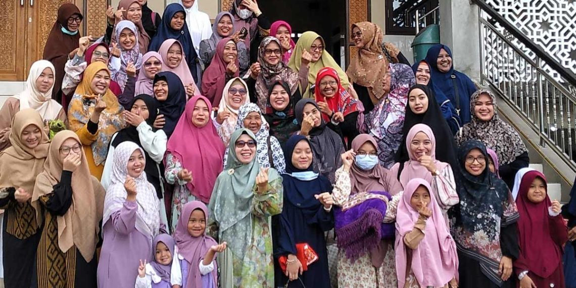 Ibu-ibu warga LDII Balikpapan ketika berkumpul usai melaksanakan Salat Idul Adha, 29 Juni 2023 di halaman Masjid Al Ajwah Balikpapan. Foto: LINES