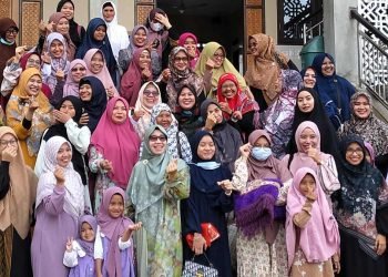 Ibu-ibu warga LDII Balikpapan ketika berkumpul usai melaksanakan Salat Idul Adha, 29 Juni 2023 di halaman Masjid Al Ajwah Balikpapan. Foto: LINES