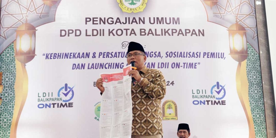 Ketua KPU Balikpapan Noor Thoha saat sosialisasi surat suara Pemilu 2024 kepada warga LDII di Masjid Luhur Bairuha Balikpapan, Minggu (14/1/2024). Foto: LINES