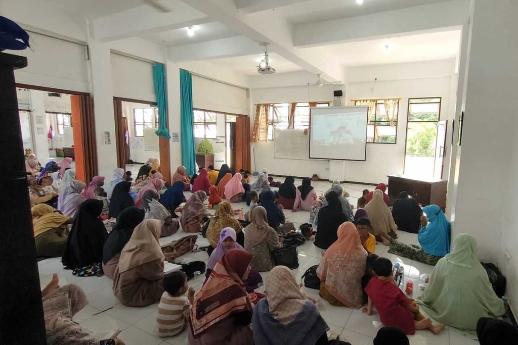 Sebagian ibu-ibu menyimak pengajian dan sosialisasi Pemilu 2024 di ruang aula SMP IT Tri Sukses Generus. Foto: LINES