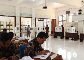 Suasana TPS 33 Kel. Gunung Sari Ulu yang bertempat di Kampung Santri Ponpes Bairuha Balikpapan, Rabu (14/2). Foto: LINES